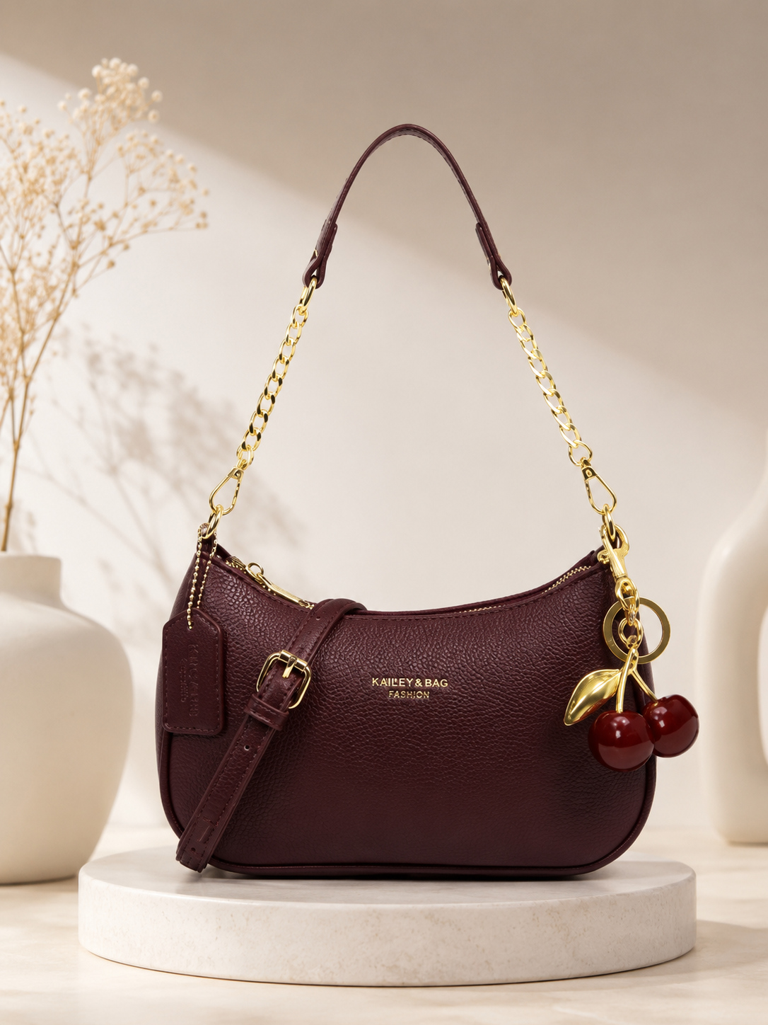 Bolso Elegante con Detalles Dorados y Charm de Cerezas